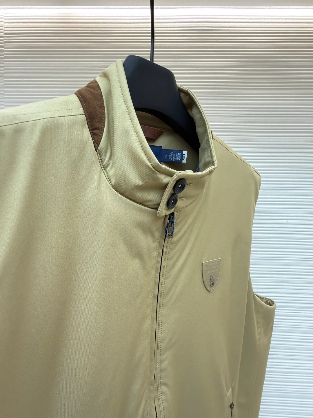 Ralph Lauren Gorham cotton vest ●Original version: Purchased and developed for 4590 ●Item number: 1682478-B50 ●Fabric: nylon fabric ●Technology: splicing production ●Color: khaki ●Version: fitted version ●Weight: about 465 grams ●Size: S-M-L-XL ●Description: Made of high-density nylon. The fabric is not only light and wear-resistant, but also effectively blocks wind and rain from the outside while keeping the inside dry. Made of soft nylon taffeta for a comfortable fit. The various parts of the vest (such as front and back panels, side panels, collar, etc.) are assembled together through precise splicing processes after being cut. When splicing, pay attention to aligning the seams to ensure that the whole piece is smooth and wrinkle-free. For the stitching at the splicing, hidden sewing technology is used to make the stitching less noticeable and improve the aesthetics. At the same time, for parts that are prone to wear and tear, such as collars and cuffs, reinforced splicing or hemming may be used to increase durability. The overall wiring is straight and delicate, the fabric is comfortable and soft, and the color is consistent without color difference. It can be matched with the same style to create a fashionable look and control various occasions. Customized accessories, complete with three standards, same style for men and women!
